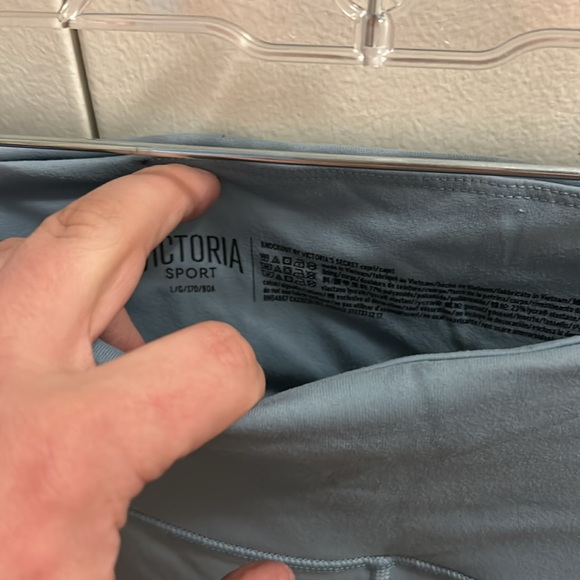 Nwot victoria sport legging with 3 total pockets - Picture 3 of 5